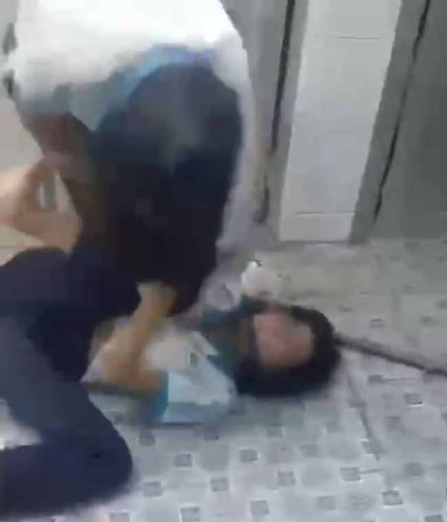 وظهر في مقطع فيديو آخر طالبتان في مدينة هوشي منه وهما تشدان شعر بعضهما البعض وترميان بعضهما البعض في حمام المدرسة - صورة 1. Xuất hiện thêm clip 2 nữ sinh ở TP HCM túm tóc, quăng quật nhau trong nhà vệ sinh trường học - Ảnh 1.