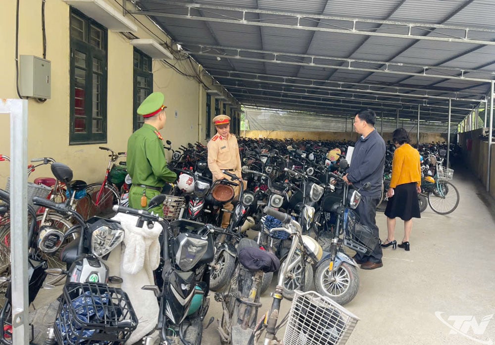 Poliția rutieră se coordonează direct cu școlile pentru a inspecta parcările elevilor.