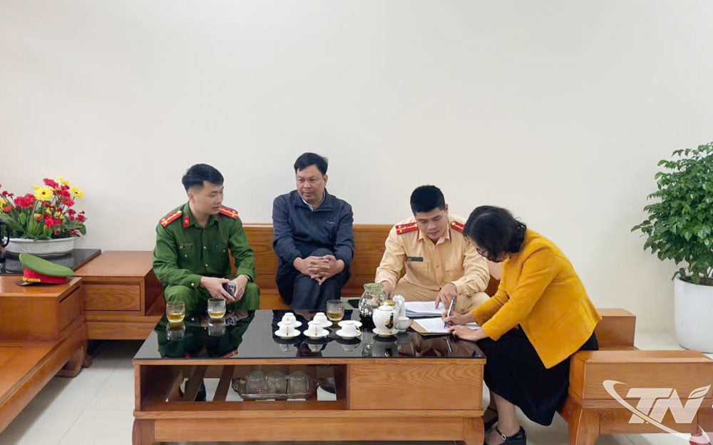 Poliția rutieră a organizat o semnătură prin care se angaja să nu aibă grijă de vehiculele elevilor care nu sunt calificați să conducă la școală.