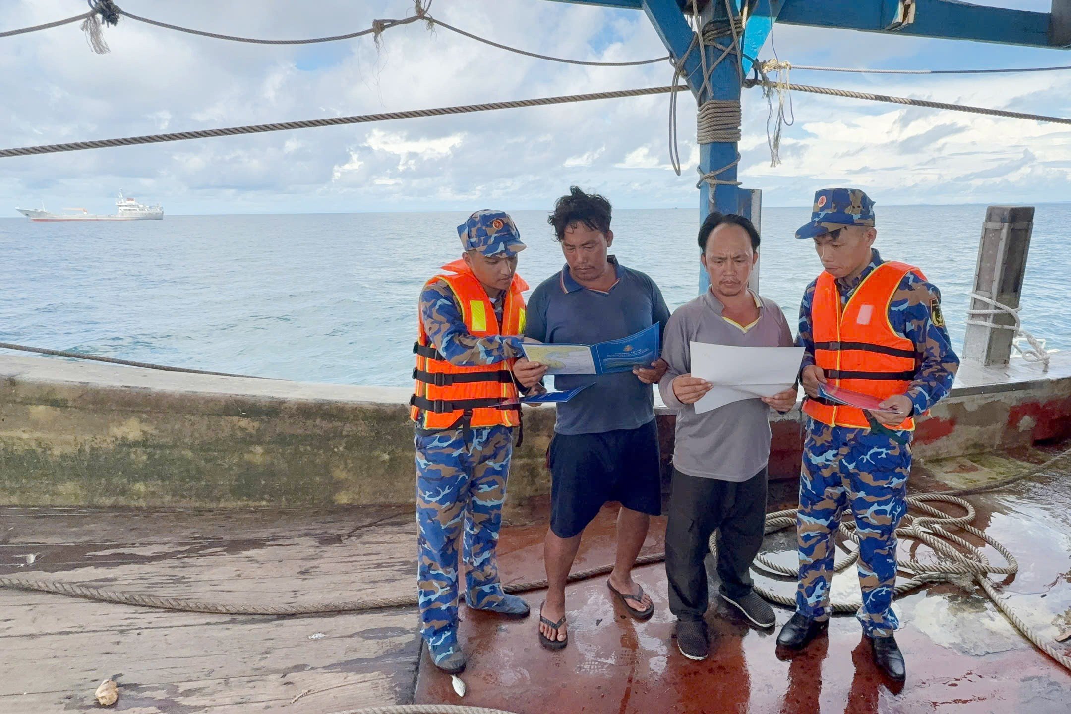 Vietnam bersedia untuk bekerjasama dengan komuniti antarabangsa dan berkongsi pengalaman dalam memerangi penangkapan ikan IUU. Việt Nam sẵn sàng cùng quốc tế hợp tác, chia sẻ kinh nghiệm trong chống khai thác IUU