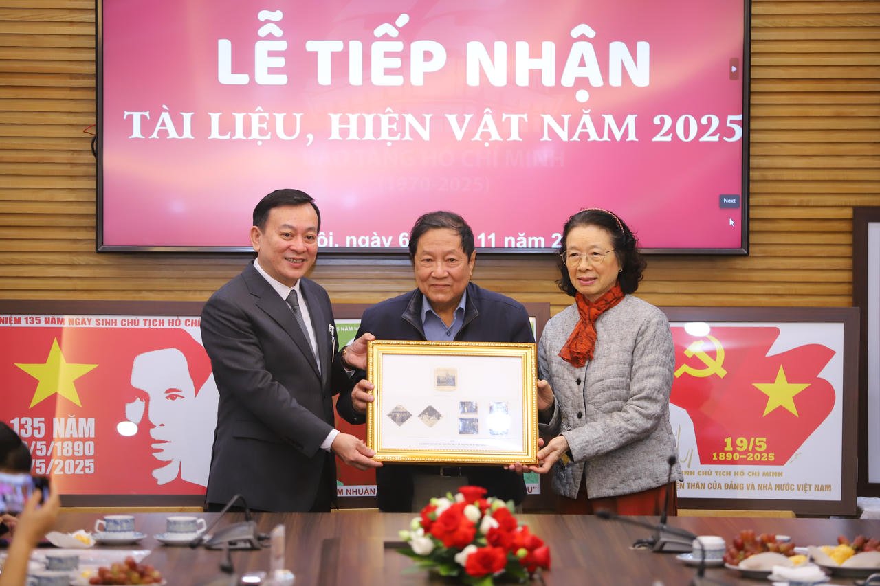 가족 및 개인 대표들이 호치민 박물관에 문서와 유물을 기증했습니다(사진: 문화체육관광부)