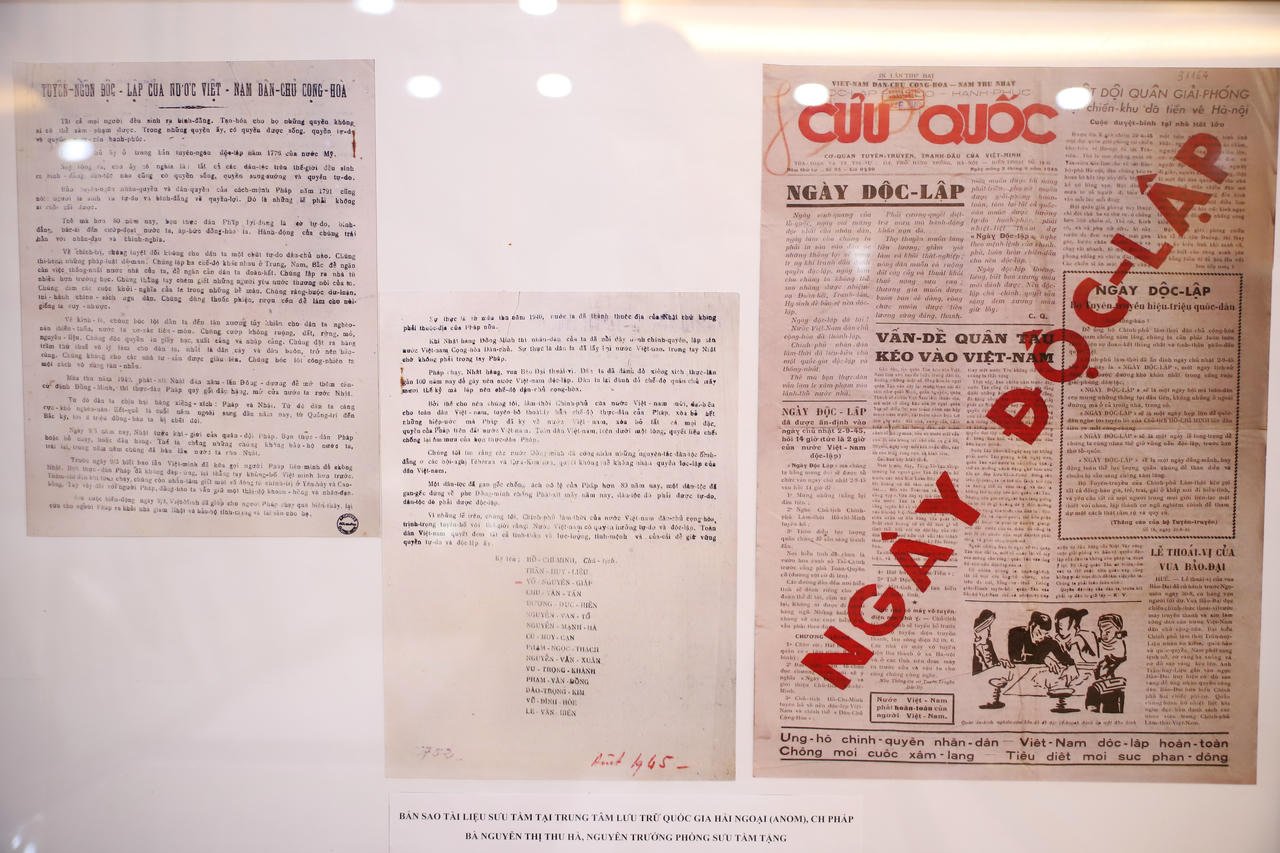 전달받은 각 문서와 유물은 호치민 주석에 대한 여러 세대의 존경, 책임감, 감사의 상징입니다(사진: 문화체육관광부).