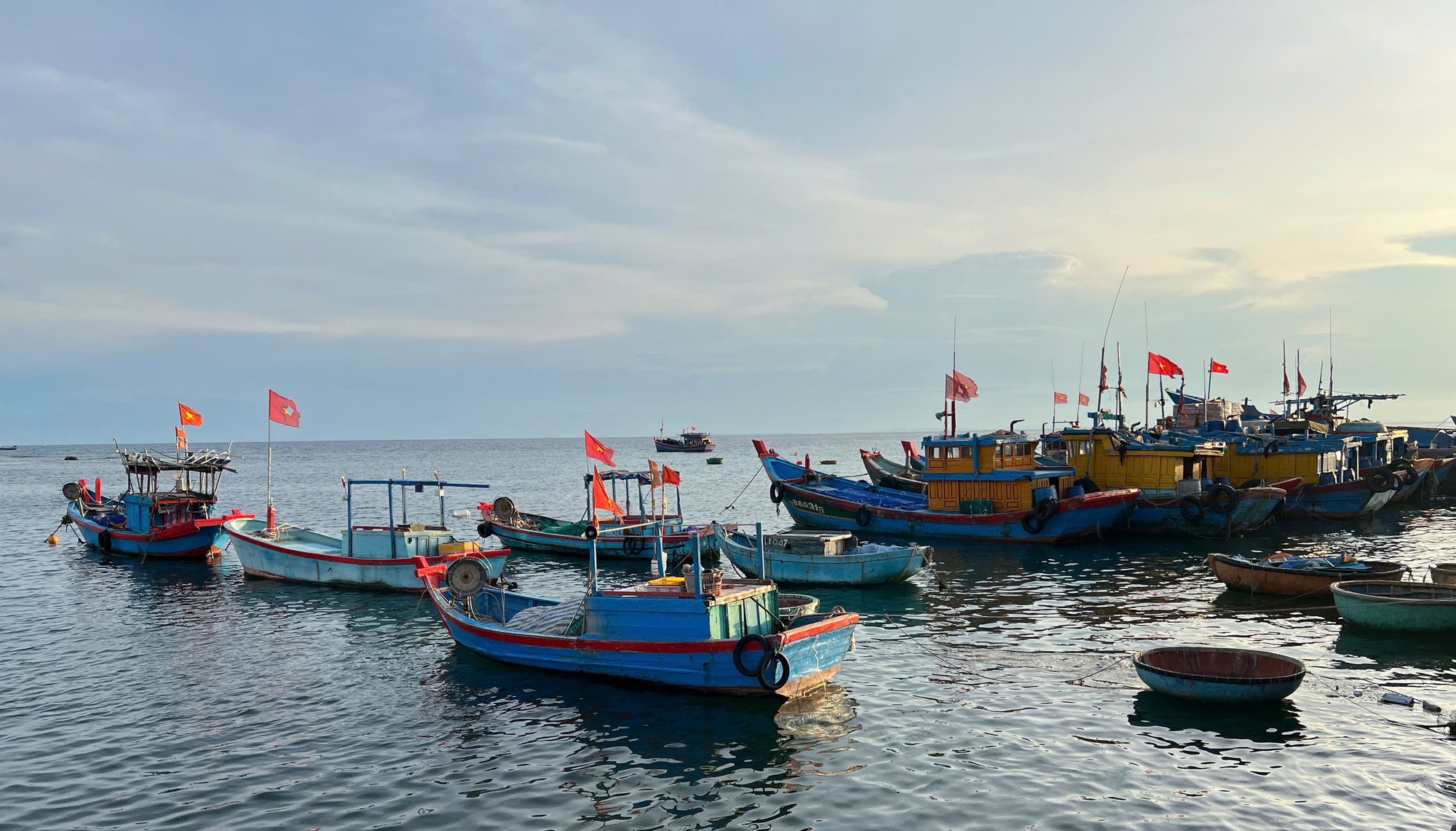 Ngành Du lịch chủ động triển khai các biện pháp ứng phó với bão Kalmaegi và khắc phục mưa lũ - Ảnh 1.