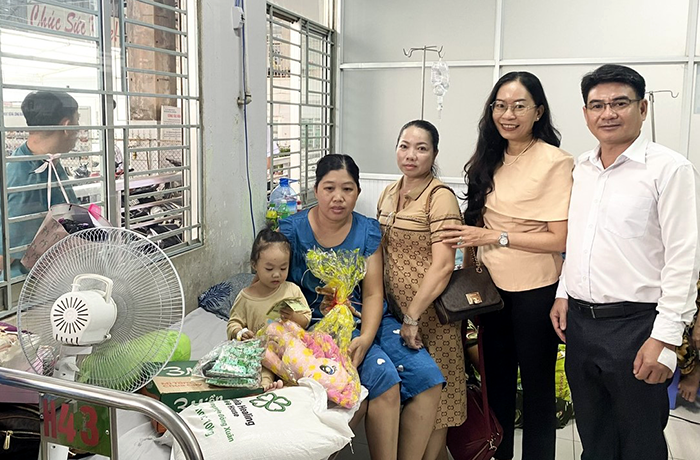 Het maatschappelijk werkcentrum van de stad Can Tho bezocht en gaf geschenken aan 20 zieke kinderen
