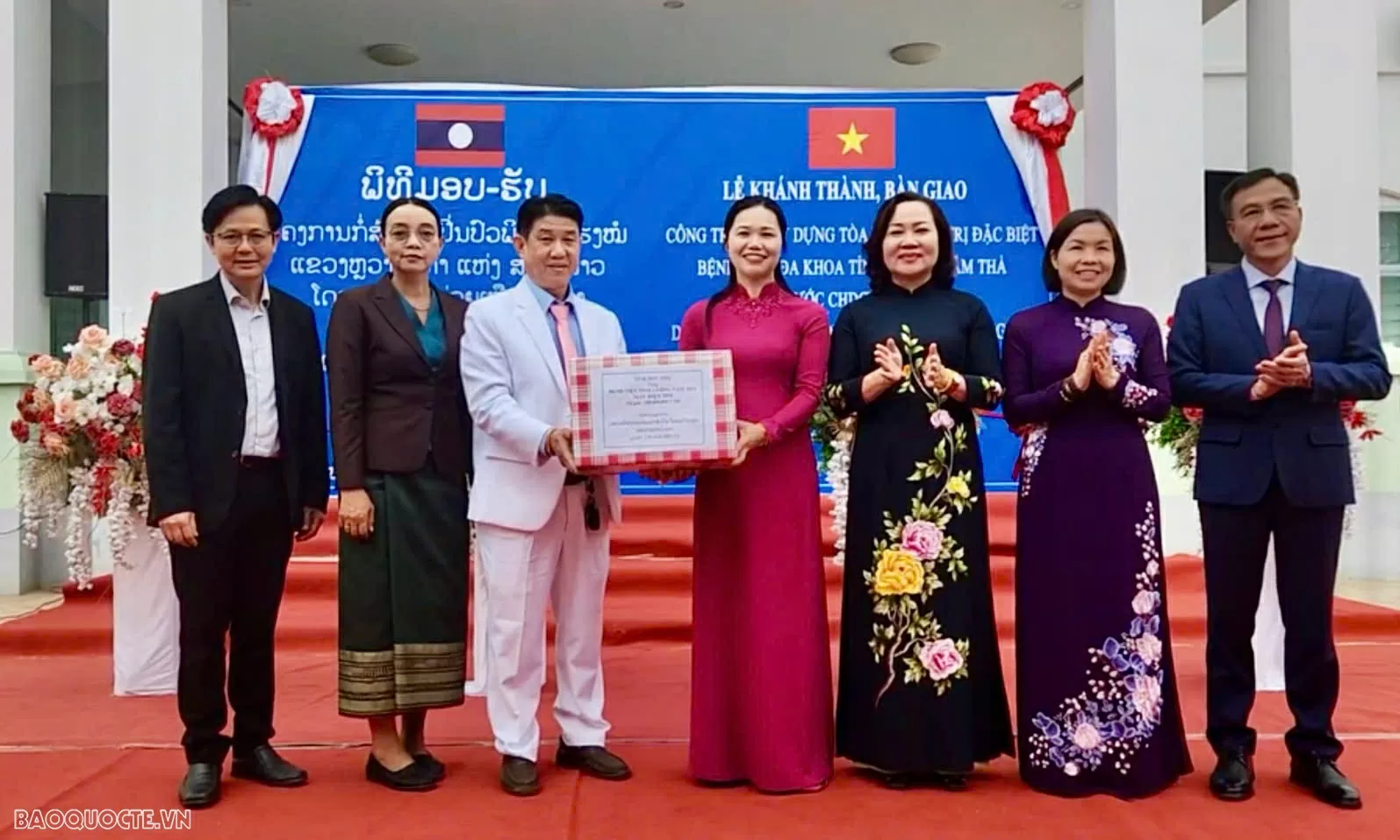 Inaugurarea Clădirii pentru Tratamente Speciale din Luang Namtha, Laos, sponsorizată de Phu Tho Khánh thành Tòa nhà điều trị đặc biệt tại Luang Namtha, Lào do Phú Thọ tài trợ
