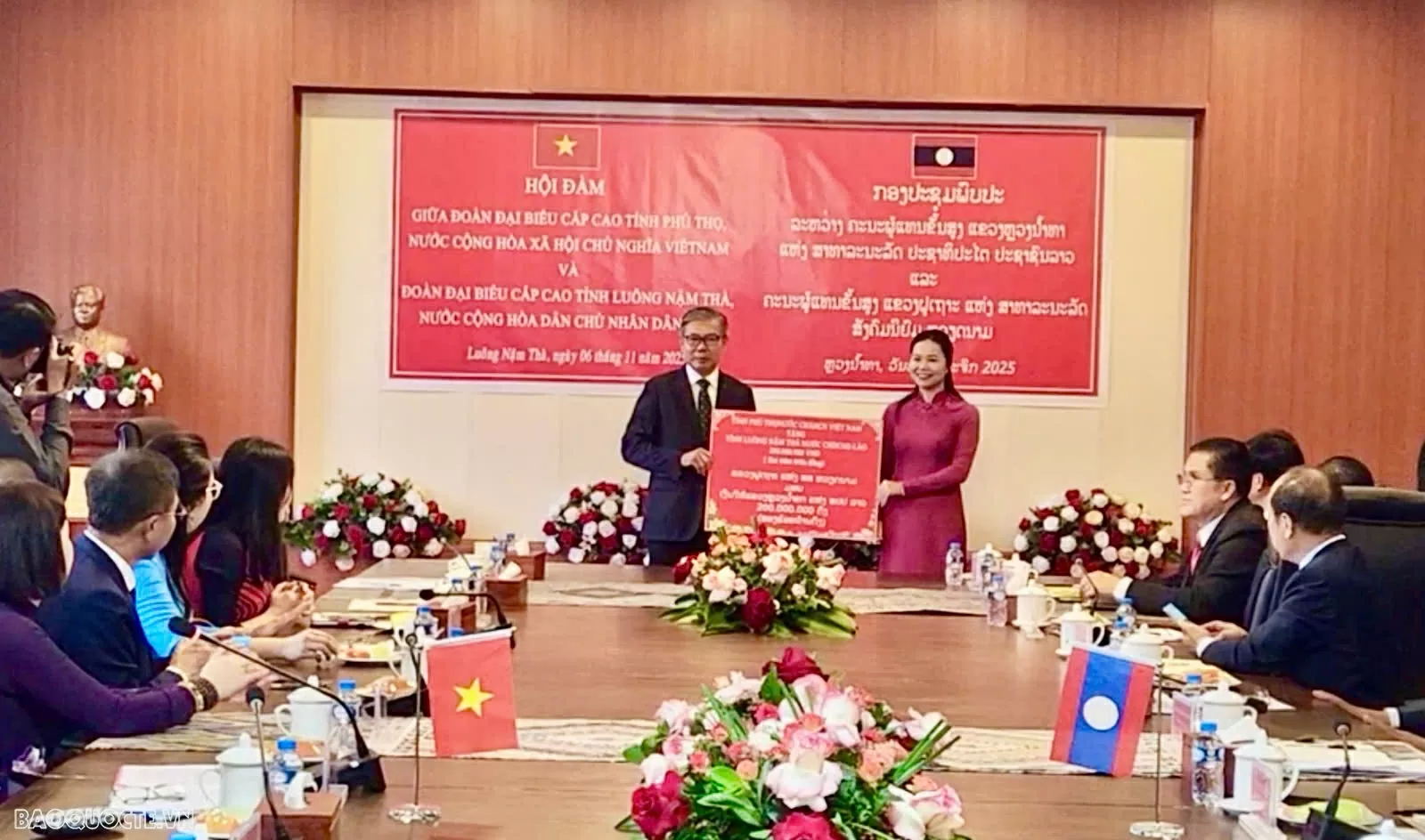 Inaugurarea Clădirii pentru Tratamente Speciale din Luang Namtha, Laos, sponsorizată de Phu Tho Khánh thành Tòa nhà điều trị đặc biệt tại Luang Namtha, Lào do Phú Thọ tài trợ