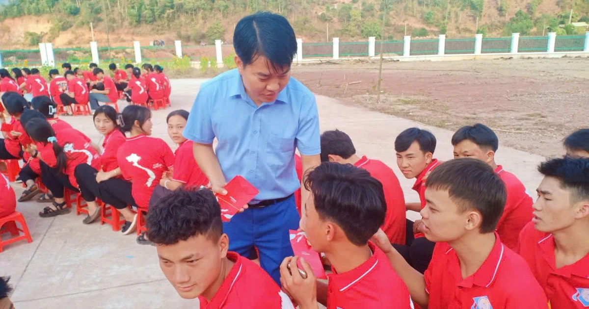 Thầy giáo vùng cao gieo khát vọng học tập cho học trò dân tộc thiểu số