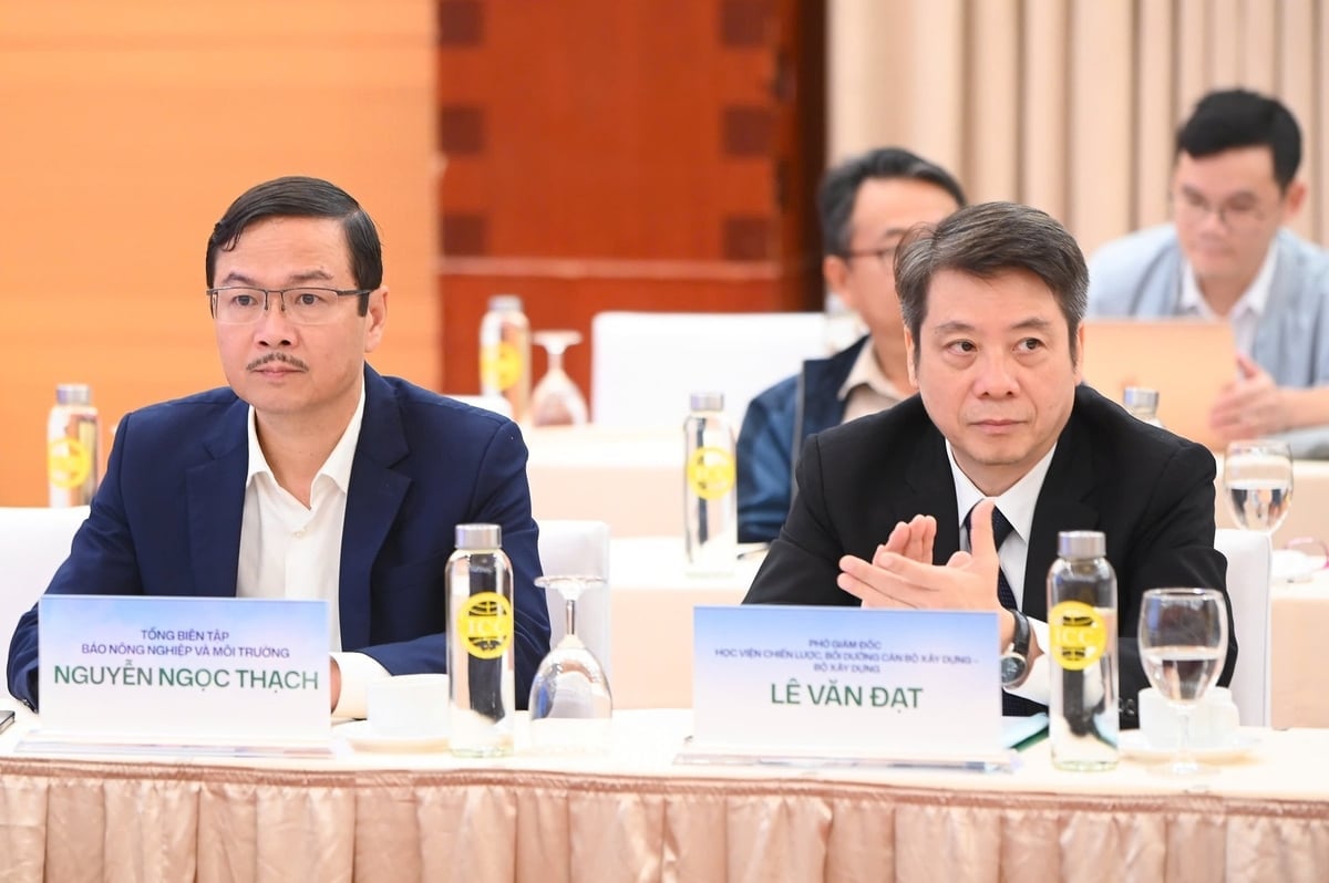 Sjefredaktør for avisen Landbruk og miljø, Nguyen Ngoc Thach, og nestleder for Akademiet for strategi og opplæring av bygg- og anleggskadrer (Byggdepartementet). Foto: Tung Dinh. Tổng Biên tập Báo Nông nghiệp và Môi trường Nguyễn Ngọc Thạch cùng Phó Giám đốc Học viện Chiến lược, Bồi dưỡng cán bộ xây dựng (Bộ Xây dựng). Ảnh: Tùng Đinh.