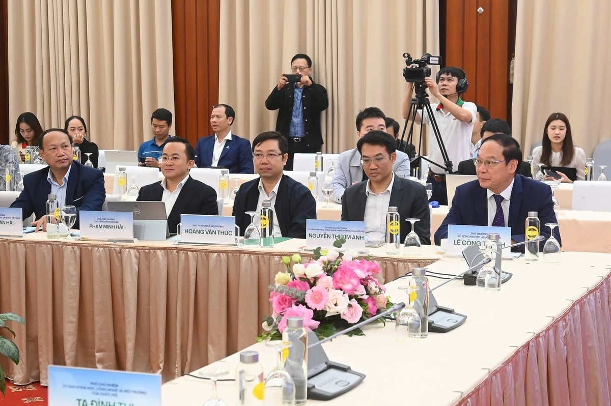 Delegater som deltar på forumet «Grønn energi – ren by». Foto: Tung Dinh. Các đại biểu tham dự tại Diễn đàn 'Năng lượng xanh - Thành phố sạch'. Ảnh: Tùng Đinh.