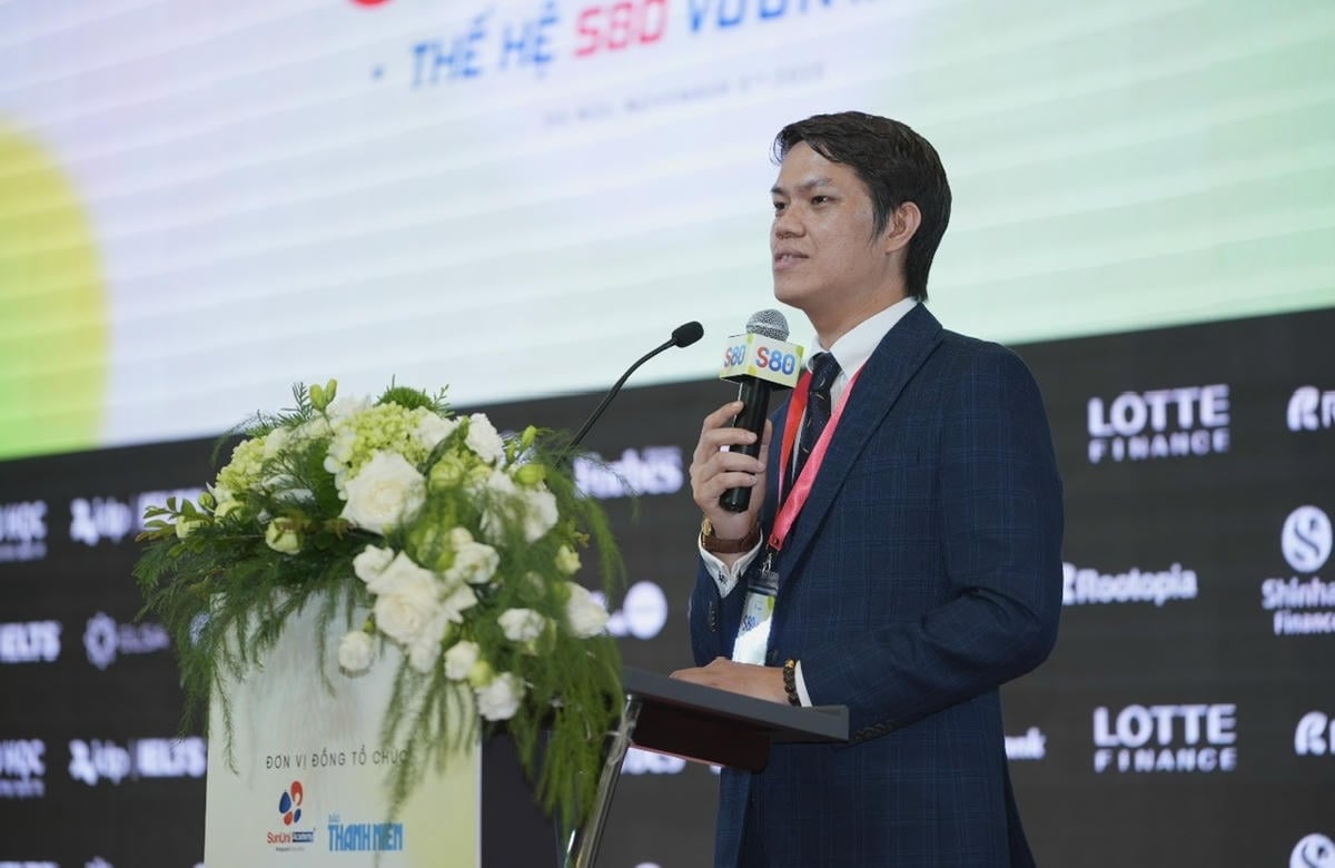 De heer Nguyen Tien Nam, voorzitter van SunUni Academy, hield een toespraak tijdens de ceremonie.