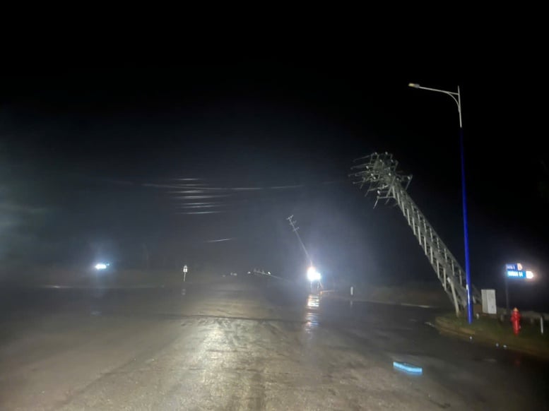 तूफान संख्या 13 के प्रभाव के कारण 1.6 मिलियन से अधिक ग्राहकों की बिजली गुल हो गई - फोटो 2. Hơn 1,6 triệu khách hàng bị mất điện do ảnh hưởng của bão số 13- Ảnh 2.