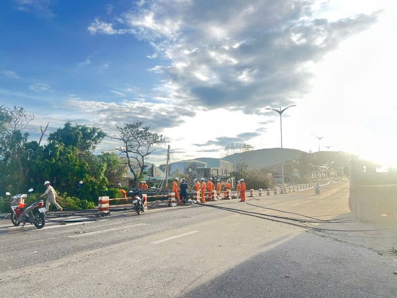 तूफान संख्या 13 के प्रभाव के कारण 1.6 मिलियन से अधिक उपभोक्ताओं की बिजली गुल हो गई - फोटो 3. Hơn 1,6 triệu khách hàng bị mất điện do ảnh hưởng của bão số 13- Ảnh 3.