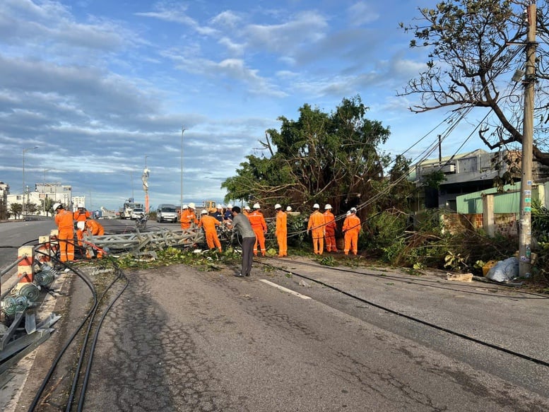 तूफान संख्या 13 के प्रभाव के कारण 1.6 मिलियन से अधिक उपभोक्ताओं की बिजली गुल हो गई - फोटो 4. Hơn 1,6 triệu khách hàng bị mất điện do ảnh hưởng của bão số 13- Ảnh 4.