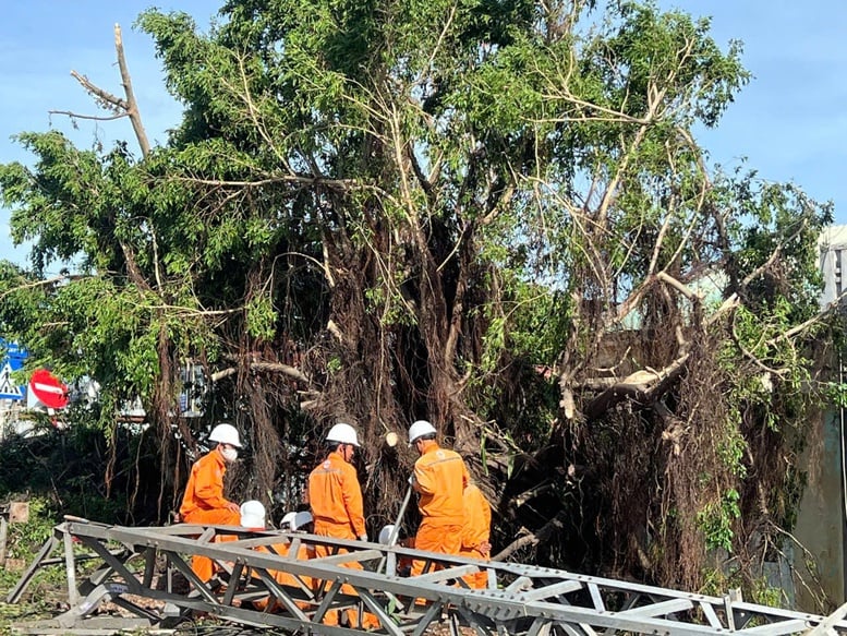 तूफान संख्या 13 के प्रभाव के कारण 1.6 मिलियन से अधिक उपभोक्ताओं की बिजली गुल हो गई - फोटो 5. Hơn 1,6 triệu khách hàng bị mất điện do ảnh hưởng của bão số 13- Ảnh 5.