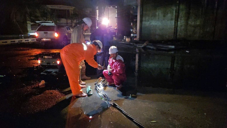 तूफान संख्या 13 के प्रभाव के कारण 1.6 मिलियन से अधिक उपभोक्ताओं की बिजली गुल हो गई - फोटो 6. Hơn 1,6 triệu khách hàng bị mất điện do ảnh hưởng của bão số 13- Ảnh 6.