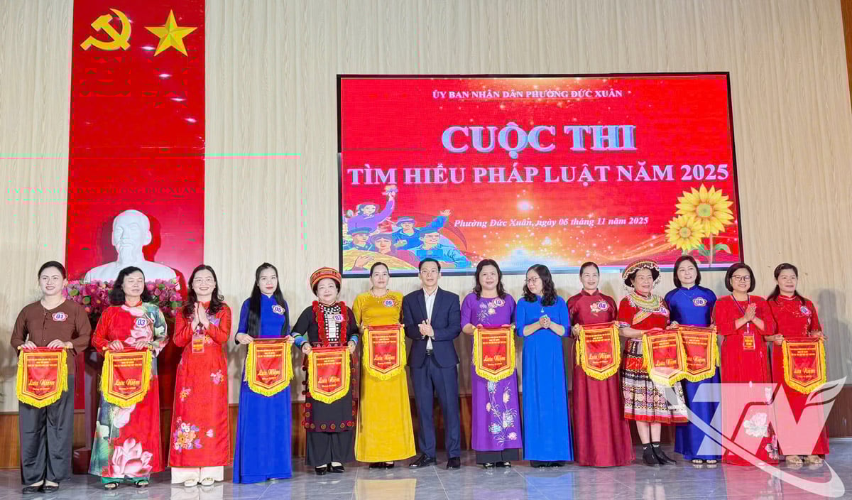 덕쑤언구 인민위원회에서 법률지식 경연대회가 열렸습니다.