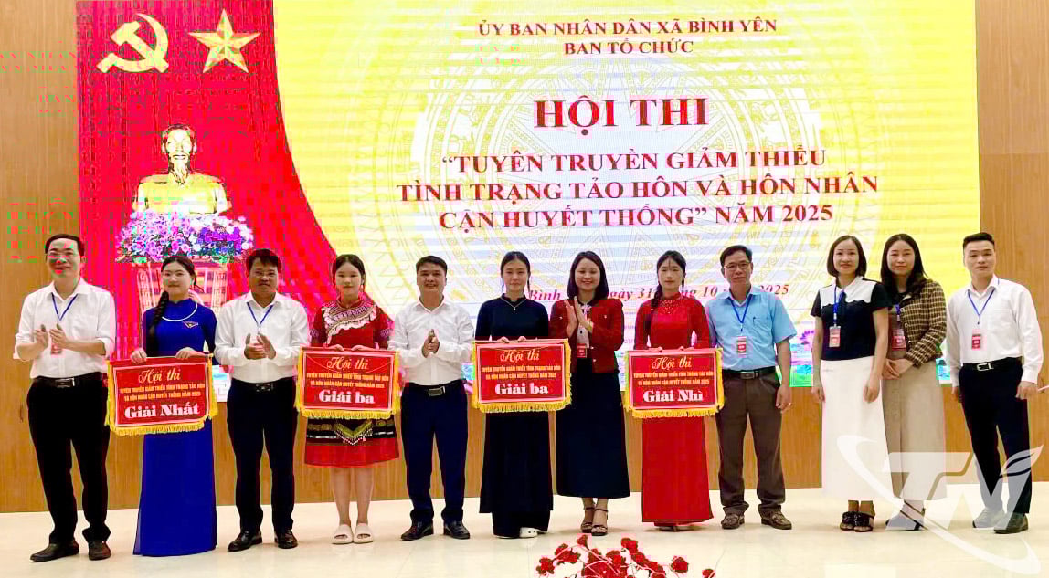 빈옌성 인민위원회 지도자들은 법률 연구 경연대회에서 높은 성과를 거둔 팀에게 상을 수여했습니다.