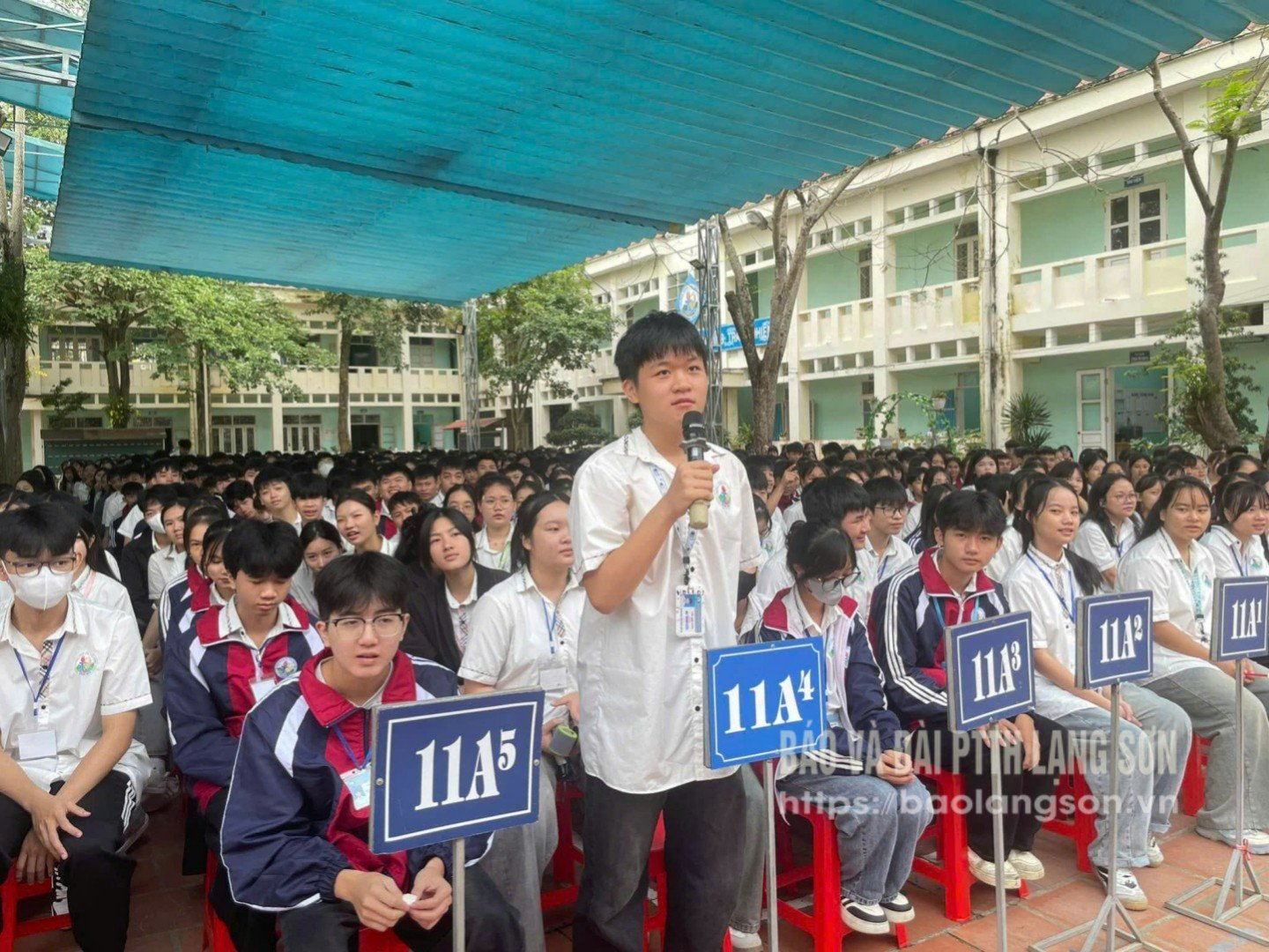 Elever ved Trang Dinh videregående skole deltok i en diskusjon på en fritidsaktivitet om temaet «Proaktiv forbedring av deg selv»