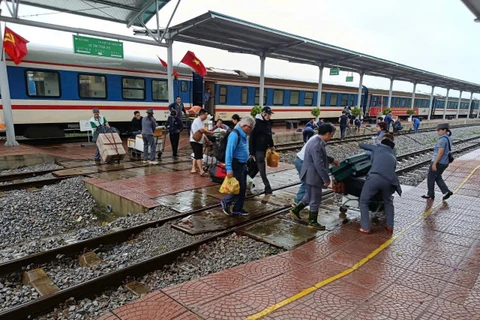 Industria feroviară a fost nevoită să transfere pasageri din cauza impactului furtunii nr. 13. (Foto: PV/Vietnam+)