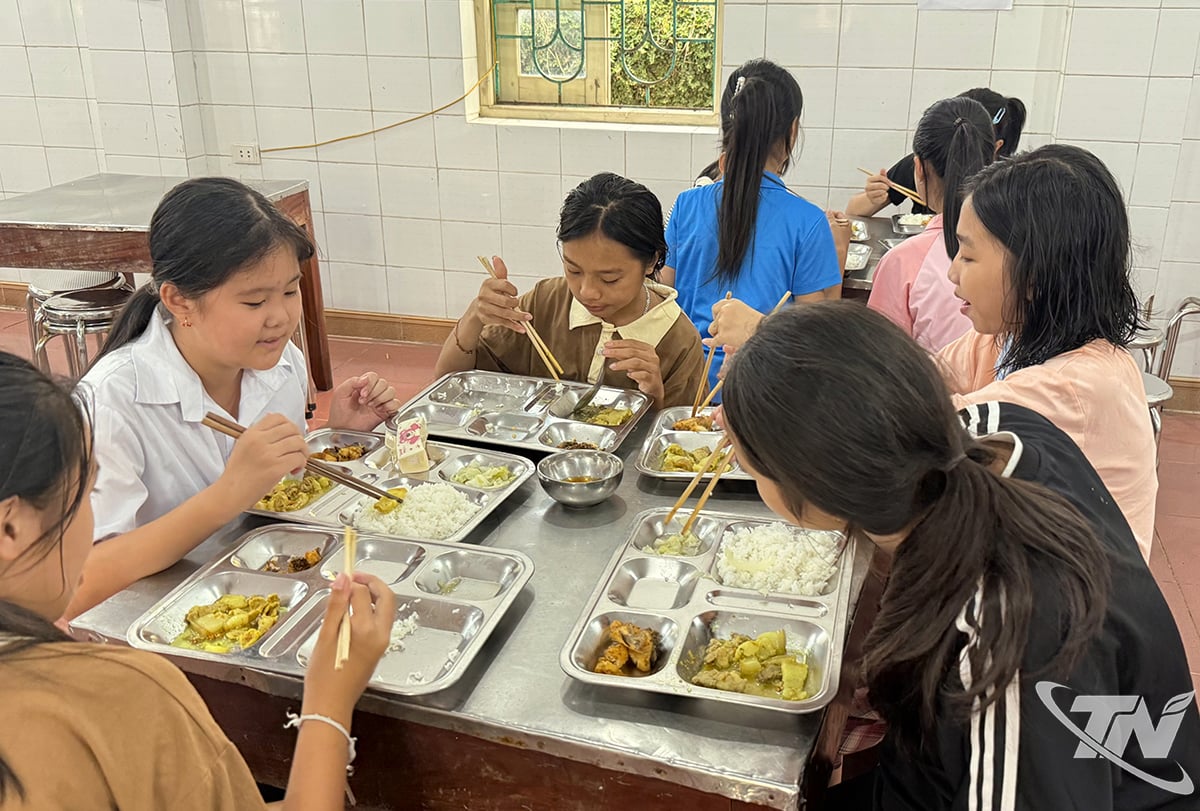 소수민족 기숙학교인 나리학교 학생들의 식사 모습.