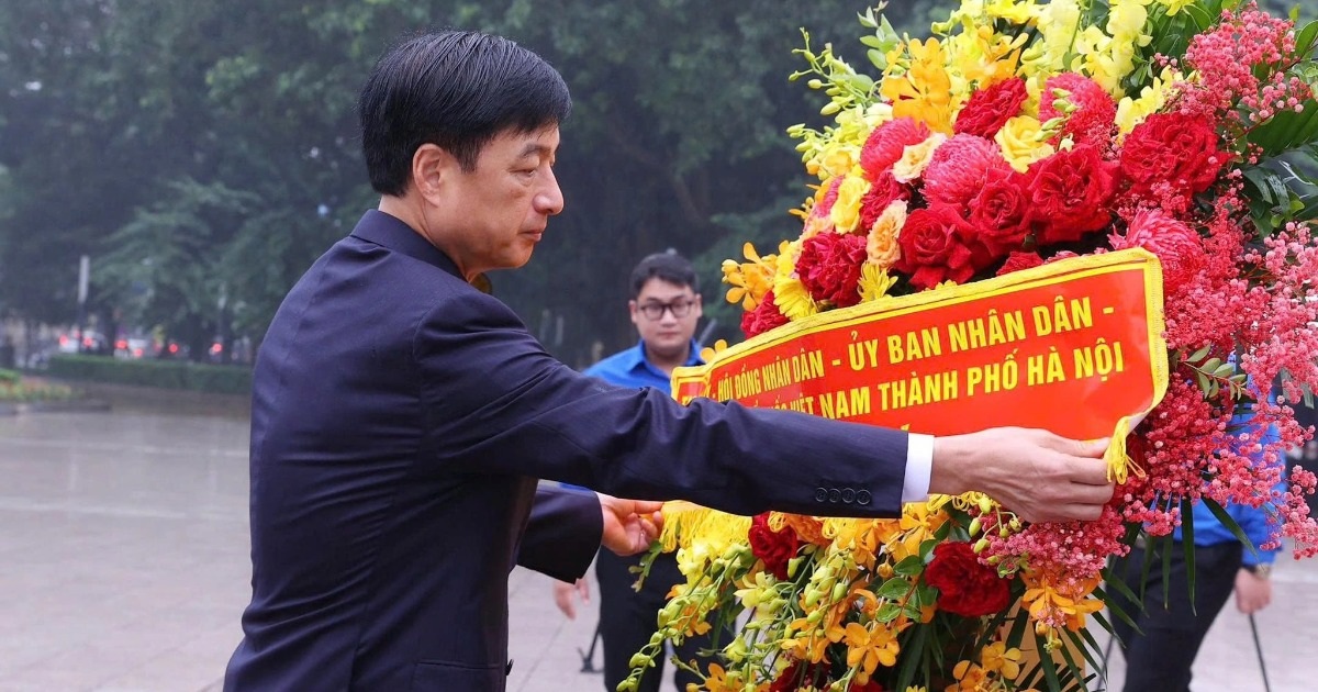 Bí thư Hà Nội Nguyễn Duy Ngọc dâng hoa tại tượng đài Lênin