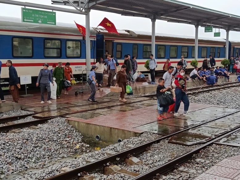 Calea ferată nord-sud avariată de furtună, pasagerii fiind transferați cu mașina - Foto 1. Đường sắt Bắc - Nam hư hỏng do bão, hành khách được chuyển tiếp bằng ô tô- Ảnh 1.