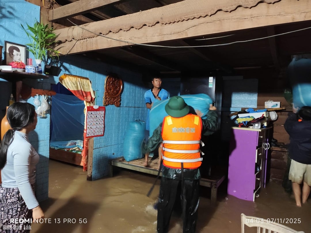 Officerare och soldater vid Dak Rue gränsbevakningsstation hjälper människor att flytta sina tillhörigheter.