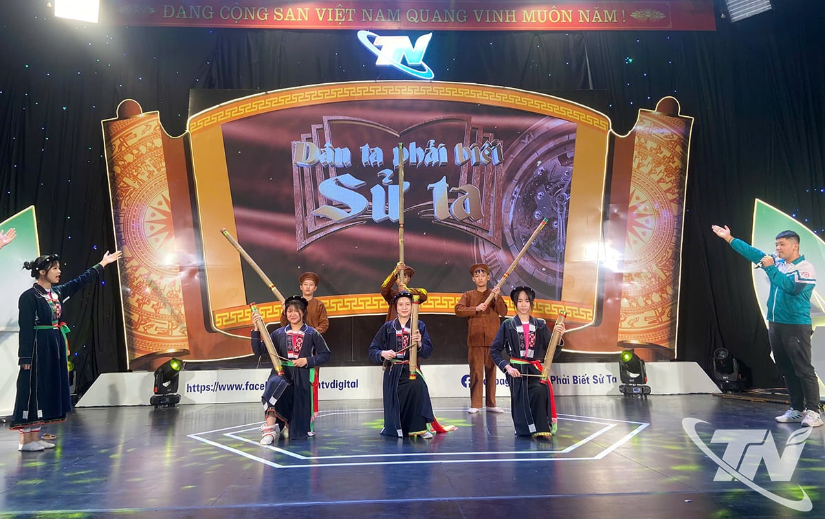 בית הספר התיכון לה באנג משחזר את ריקוד הטאק שין כדי להציג מסורות לאומיות.