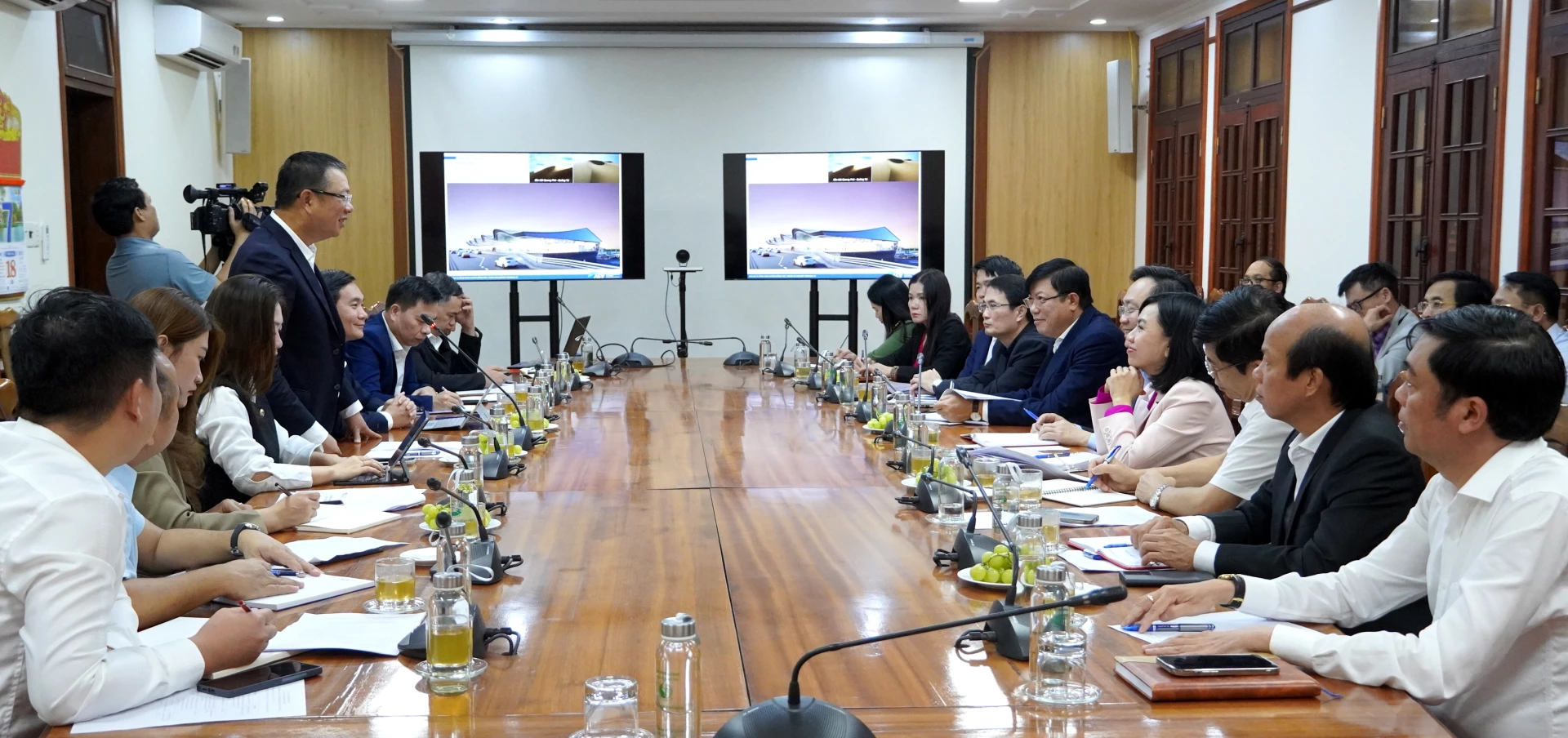 Quang cảnh buổi làm việc. Ảnh: H.Tr