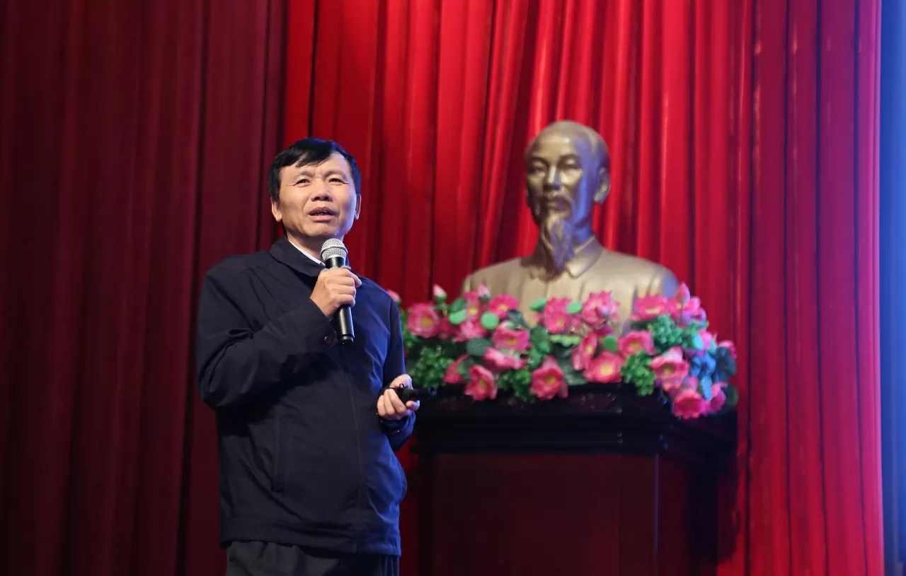 El ex viceministro de Asuntos Exteriores, profesor asociado y doctor, embajador Dang Dinh Quy, realizó una presentación en la conferencia. (Foto: Thanh Long) Nguyên Thứ trưởng Ngoại giao, PGS.TS, Đại sứ Đặng Đình Quý thuyết trình chuyên đề tại Hội nghị. (Ảnh: Thành Long)