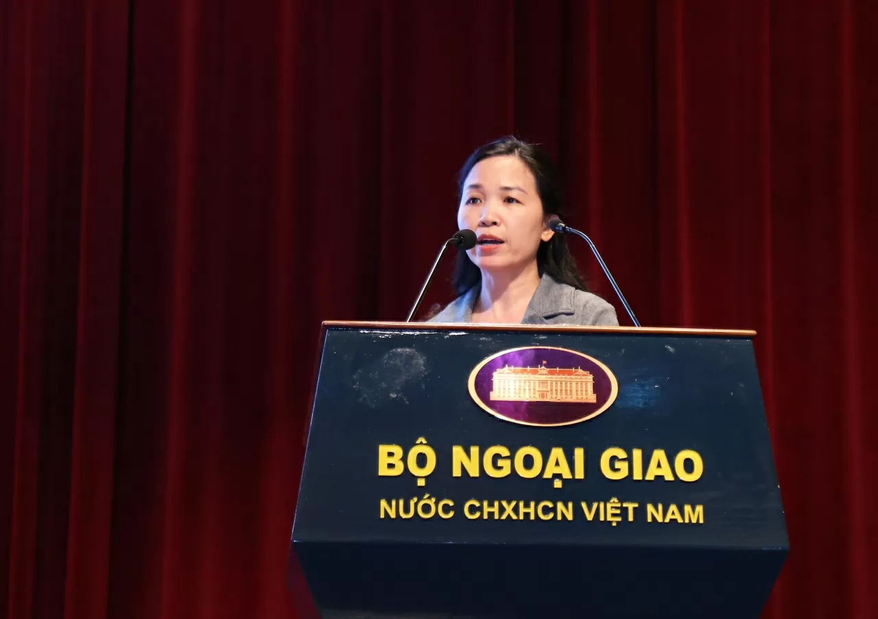 La subdirectora del Departamento de Asuntos Exteriores y Diplomacia Cultural, Vu Thi Thanh Phuong, realizó una presentación en la Conferencia. (Foto: Thanh Long) Phó Cục trưởng Cục Ngoại vụ và Ngoại giao văn hóa Vũ Thị Thanh Phương thuyết trình tại Hội nghị. (Ảnh: Thành Long)