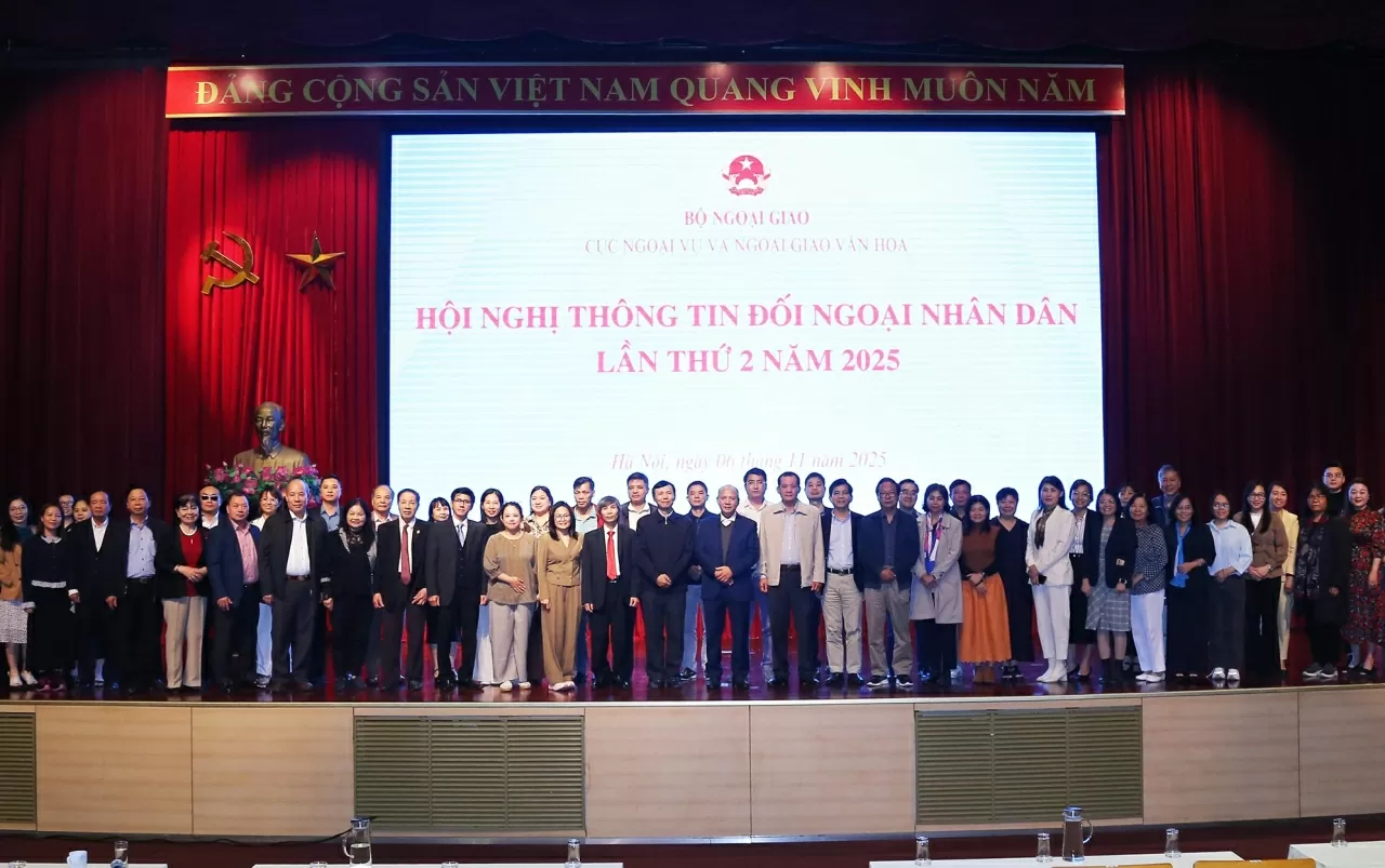 Los delegados se toman una foto de recuerdo. (Foto: Jackie Chan) Các đại biểu chụp tấm ảnh lưu niệm. (Ảnh: Thành Long)