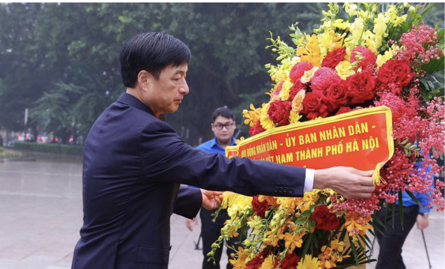 Bí thư Hà Nội Nguyễn Duy Ngọc dâng hoa tại tượng đài Lênin kỷ niệm Cách mạng Tháng 10 Nga