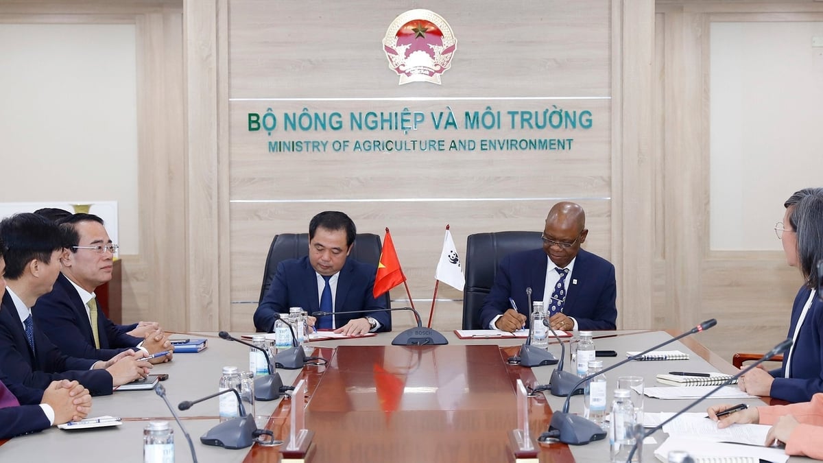 שר החקלאות והסביבה טראן דוק טאנג ומר מרטין קבלואפה, מנכ Bộ trưởng Bộ Nông nghiệp và Môi trường Trần Đức Thắng và ông Martin Kabaluapa, Tổng Giám đốc các văn phòng của Tổ chức Quốc tế về Bảo tồn Thiên nhiên (WWF) ký Biên bản ghi nhớ hợp tác (MOU) mới về bảo tồn thiên nhiên và phát triển bền vững. Ảnh: Khương Trung.