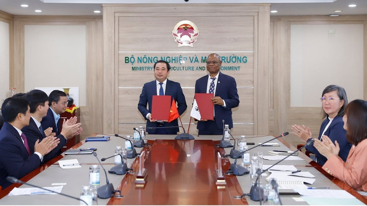שר החקלאות והסביבה טראן דוק טאנג ומר מרטין קבלואפה, מנכ Bộ trưởng Bộ Nông nghiệp và Môi trường Trần Đức Thắng và ông Martin Kabaluapa, Tổng Giám đốc các văn phòng của Tổ chức Quốc tế về Bảo tồn Thiên nhiên (WWF) ký Biên bản ghi nhớ hợp tác (MOU) mới về bảo tồn thiên nhiên và phát triển bền vững. Ảnh: Khương Trung.