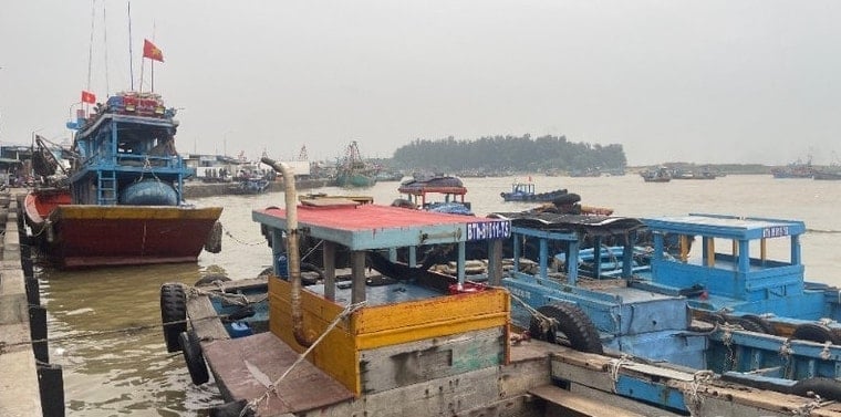 ماہی گیروں کی کشتی کو بحفاظت لنگر انداز کر دیا گیا ہے۔ تصویر: پی ایچ۔ Tàu của bà con ngư dân đã được đưa vào neo đậu an toàn. Ảnh: PH.