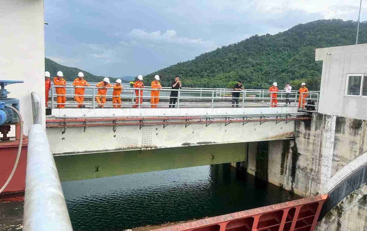 لام ڈونگ میں ہائیڈرو پاور پلانٹس بیک وقت سیلاب کے اخراج کو ریگولیٹ کر رہے ہیں لیکن انہیں نیچے والے علاقوں کے لیے حفاظت کو یقینی بنانا چاہیے۔ تصویر: پی ایچ۔ Các thuỷ điện ở Lâm Đồng đang đồng loạt điều tiết xã lũ nhưng phải đảm bảo an toàn cho hạ du. Ảnh: PH.