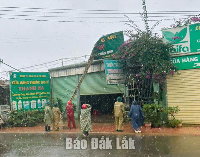 Un panou publicitar rezidențial a fost doborât pe stradă de vânt.