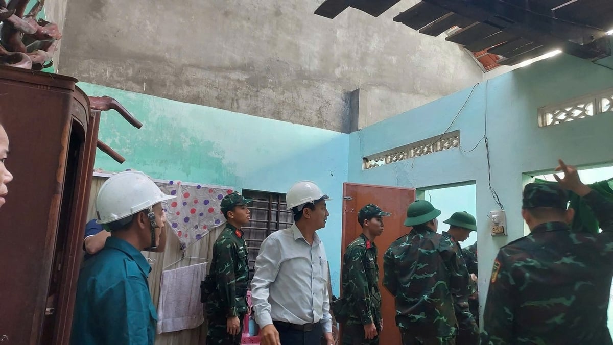 Long Phung községben (Quang Ngai tartomány) sok ház tetejét leszakadt a szél. Fotó: Közreműködő. Nhiều nhà dân ở xã Long Phụng (tỉnh Quảng Ngãi) bị tốc mái. Ảnh: CTV.