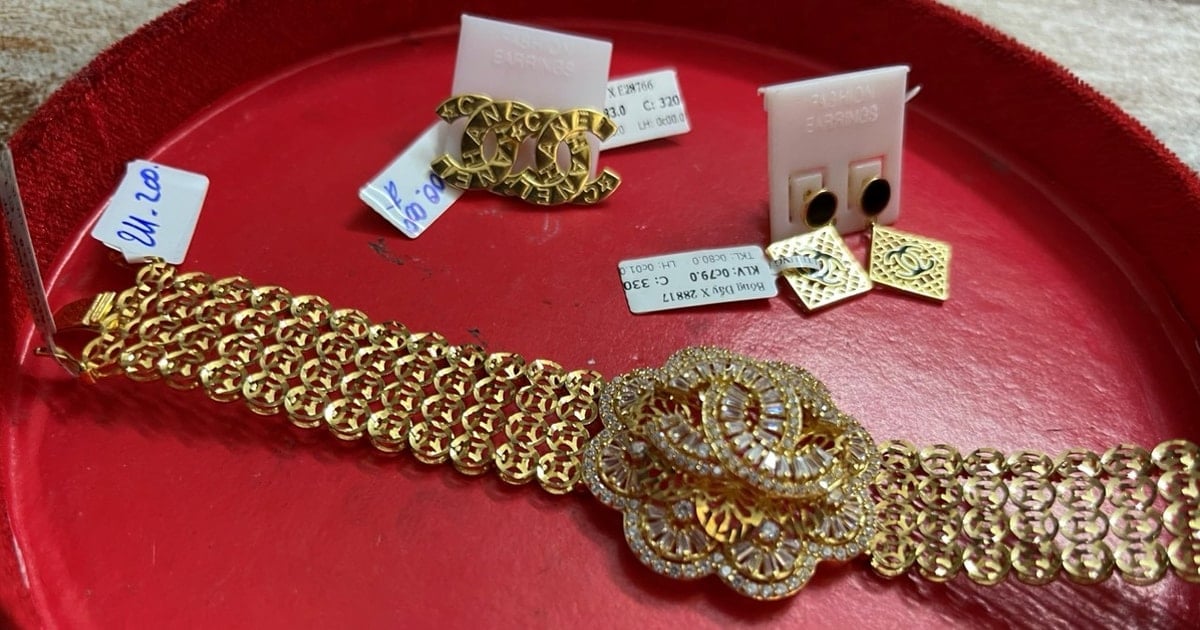 Giá vàng tăng vọt, cảnh báo mất tiền oan vì mua vàng giả