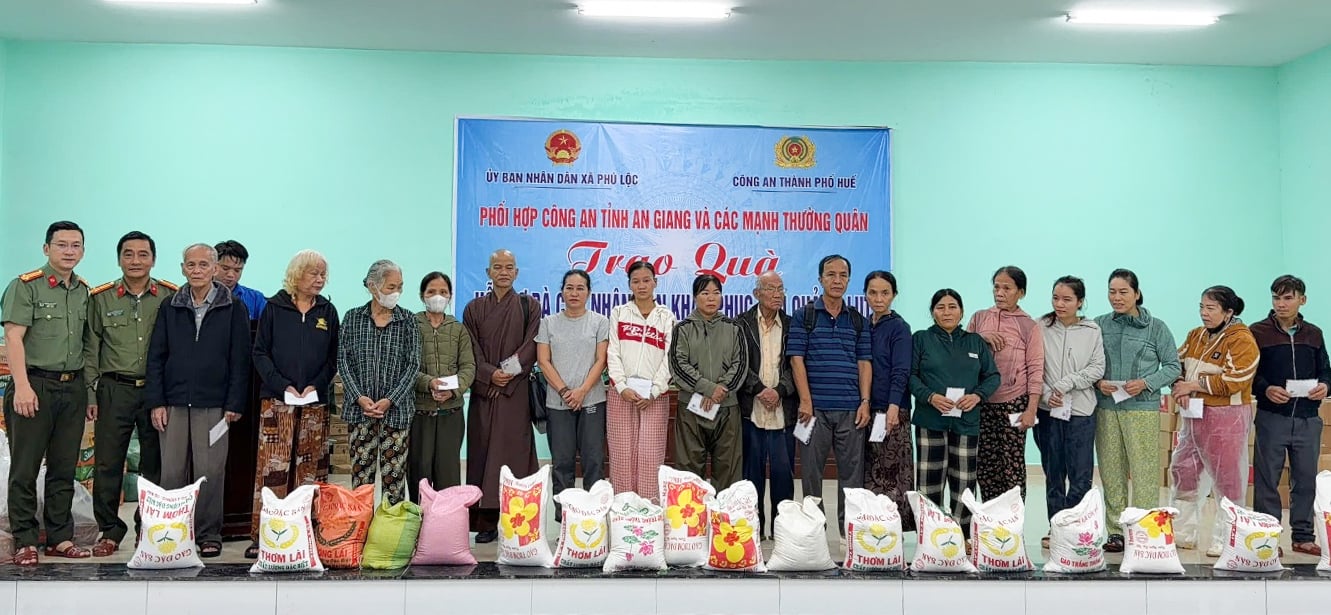 Công an tỉnh An Giang và các nhà hảo tâm trao quà hỗ trợ người dân vùng bão, lũ tại TP. Huế
