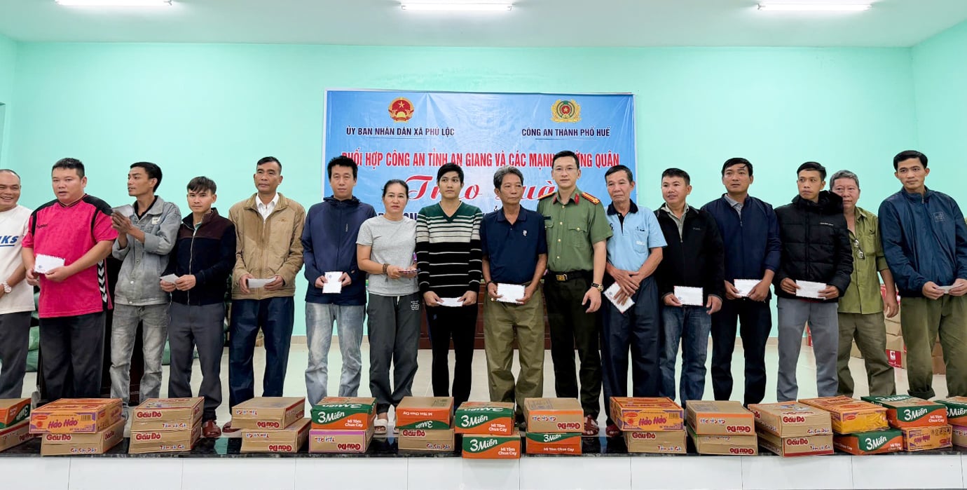 Công an tỉnh An Giang và các nhà hảo tâm trao quà hỗ trợ người dân vùng bão, lũ tại TP. Huế