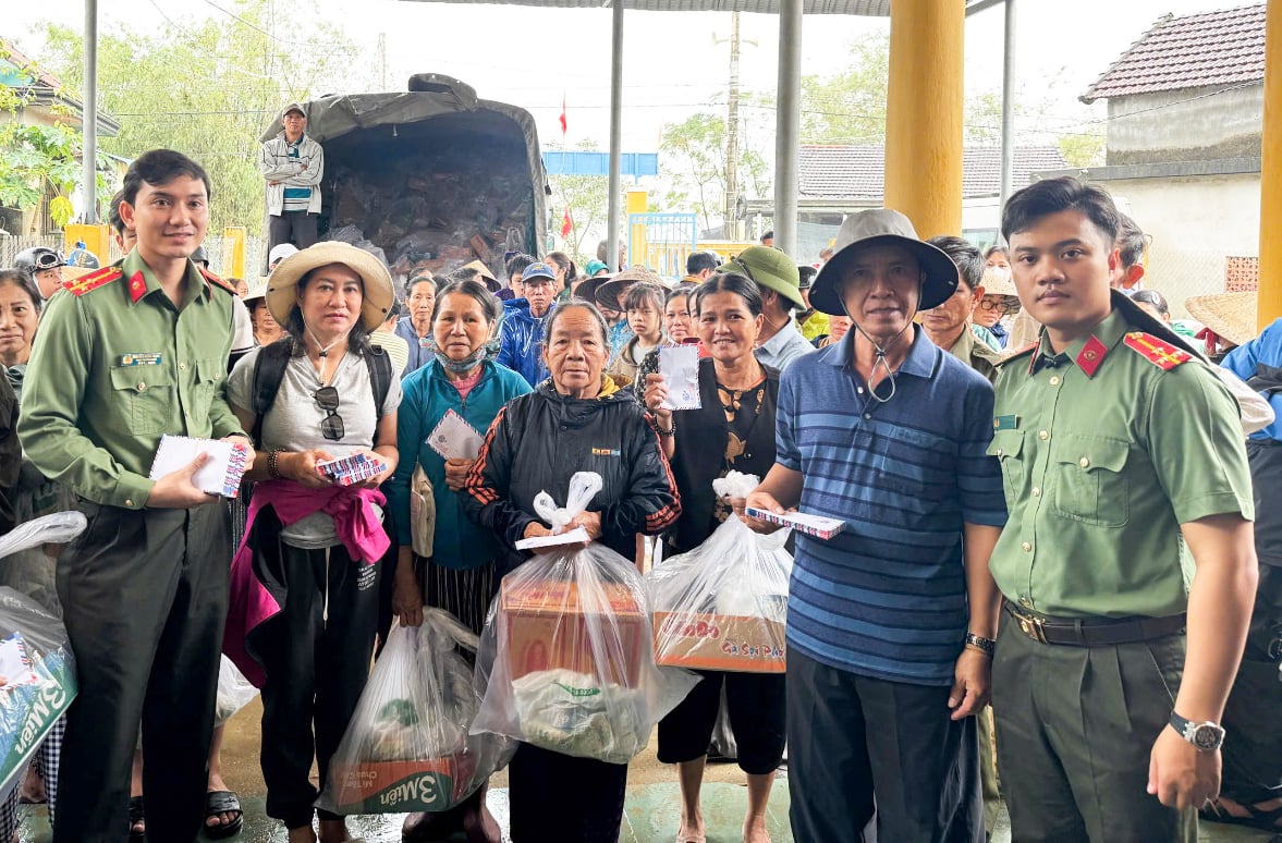 Công an tỉnh An Giang và các nhà hảo tâm trao quà hỗ trợ người dân vùng bão, lũ tại TP. Huế
