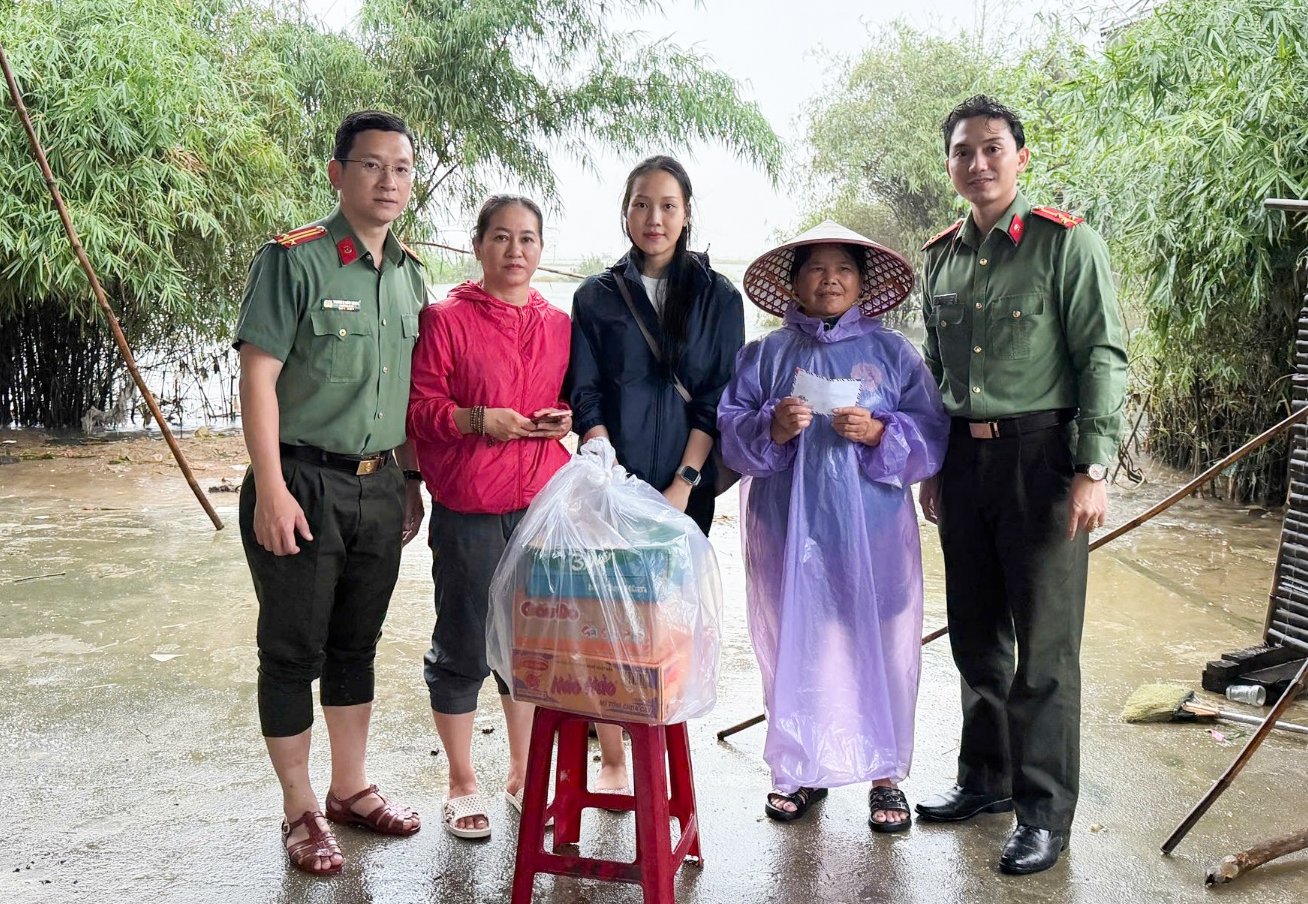 Công an tỉnh An Giang và các nhà hảo tâm trao quà hỗ trợ người dân vùng bão, lũ tại TP. Huế
