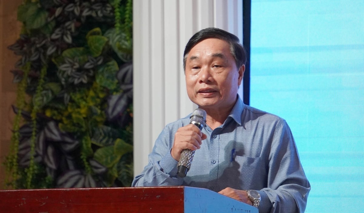 Доктор Доан Дик Ву, заступник директора Південного інституту тваринництва, представляє породу качок VST. Фото: Ле Бінь. TS Đoàn Đức Vũ, Phó Giám đốc Phân viện Chăn nuôi Nam Bộ giới thiệu về giống vịt VST. Ảnh: Lê Bình.