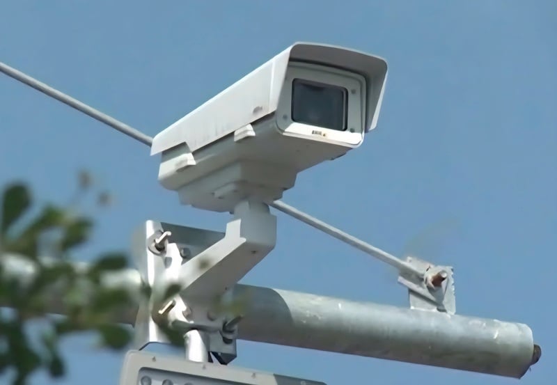 استخدمت العديد من المقاطعات والمدن كاميرات الذكاء الاصطناعي في مراقبة حركة المرور لرفع مستوى الوعي المروري بين مستخدمي الطريق. الصورة: هوانغ مينه