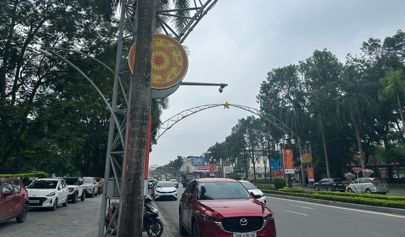 شرطة مقاطعة ثانه هوا تُركّب 70 نظامًا لكاميرات الذكاء الاصطناعي في 41 موقعًا رئيسيًا في الأحياء المركزية. تصوير: هوانغ مينه