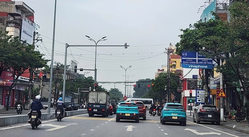 استخدمت العديد من المقاطعات والمدن كاميرات الذكاء الاصطناعي في مراقبة حركة المرور لرفع مستوى الوعي لدى مستخدمي الطريق. تُعد هذه خطوة مهمة في عملية التحول الرقمي. الصورة: هوانغ مينه