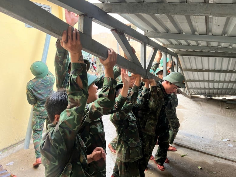 Militaire Regio 5 heeft mensen snel geholpen om de gevolgen van storm nr. 13 te boven te komen - Foto 1. Quân khu 5 nhanh chóng hỗ trợ người dân khắc phục hậu quả bão số 13- Ảnh 1.