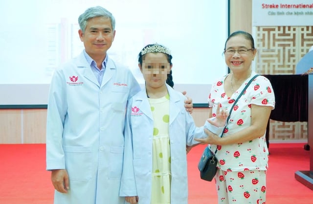 10-årig flicka övervinner 8 cerebrovaskulära ingrepp, drömmer om att bära en vit rock - Foto 2. Cô bé 10 tuổi vượt qua 8 lần can thiệp mạch máu não, mơ ước khoác áo blouse trắng- Ảnh 2.